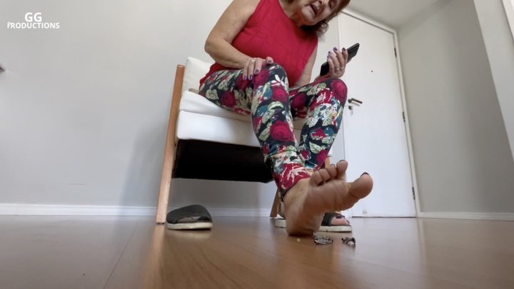 The old giantess with wrinkled feet - Carol - Giant Brazilian Women