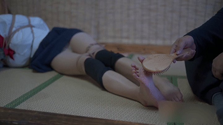 xr65-A girl in a school uniform had her feet tickled.