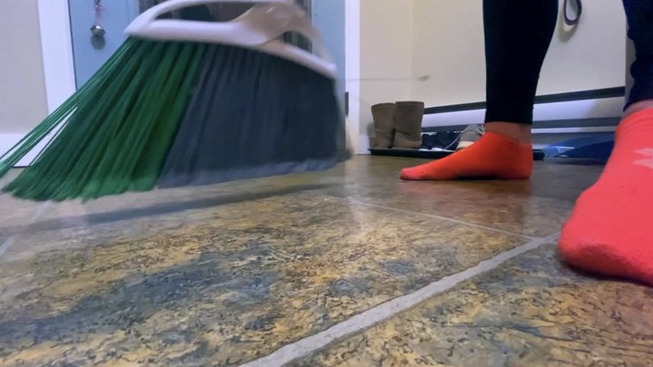 Unaware Giantess throws you away then vores by accident